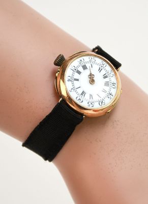 le poignet d'une femme qui porte une montre