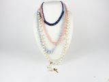 collier multicolore en perles avec un pendentif en forme d'étoile de mer