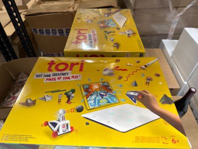 un jeune garçon qui joue à un jeu sur la table