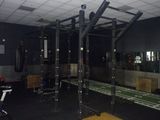 une image d'une salle de sport avec des équipements