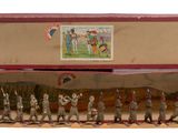 tout un tas de figurines qui traînent dans une boîte