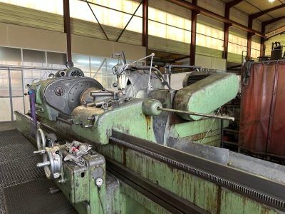 une machine qui se trouve à l'intérieur d'un bâtiment
