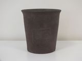 une tasse noire posée sur une table blanche