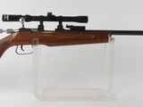 un gros plan d'un fusil équipé d'une lunette de visée