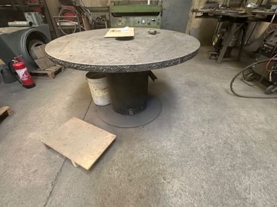 une table placée au milieu d'une pièce