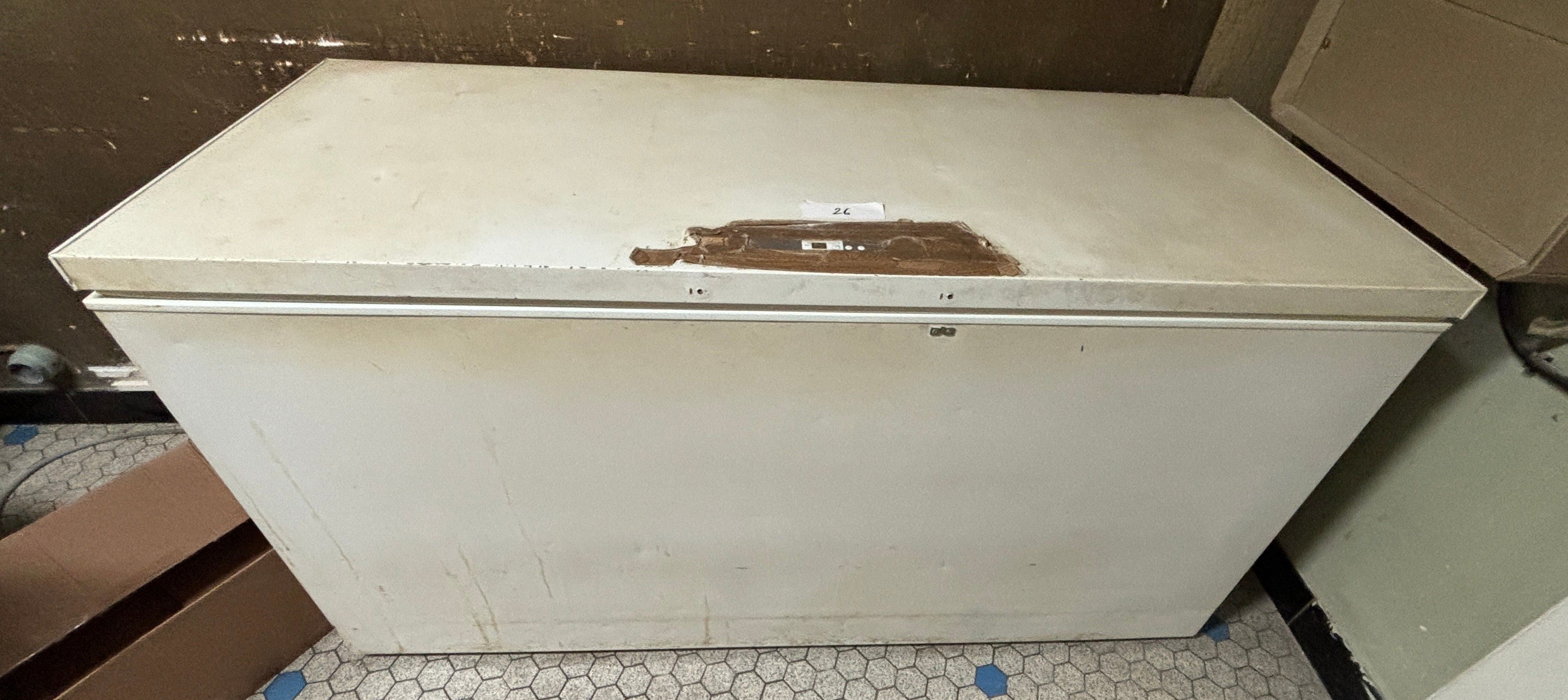 Congélateur coffre (état moyen) Site 1 : 30 rue de Genève à CHAMPDENIERS (79220)