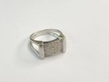 bague en argent sterling ornée d'une pierre carrée au centre sur un fond blanc