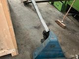 une machine posée sur une table dans un garage