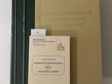 trois livres sont posés sur une table les uns à côté des autres