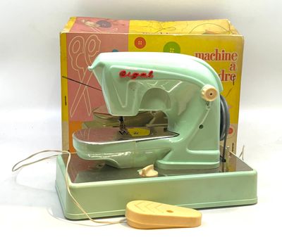 MA COUSETTE. Machine à coudre électrique et à éclairage, mod…