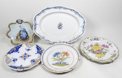 plusieurs assiettes présentant différents motifs et dessins sur un fond blanc