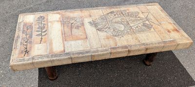 une table fabriquée à partir de bois de palette, sur laquelle est posée une photo