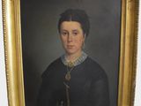 un tableau représentant une femme en robe noire, dans un cadre doré