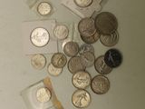 un lot de pièces de monnaie posées sur une table