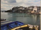 une photo d'une photo d'un bateau sur l'eau