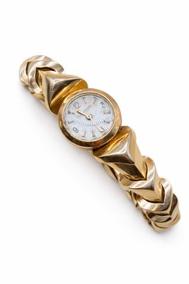 l'image d'une montre-bracelet en or entourée d'une chaîne