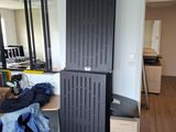une photo d'une pièce dans laquelle se trouvent un bureau et un réfrigérateur