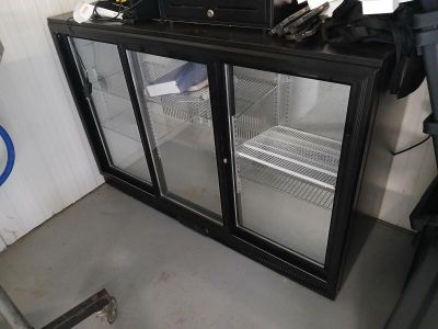 un réfrigérateur à deux portes vitrées dans une pièce
