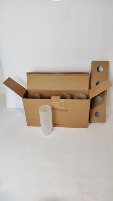 une boîte en carton posée par terre à côté des toilettes
