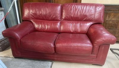 Canapé deux places fixe en cuir rouge.