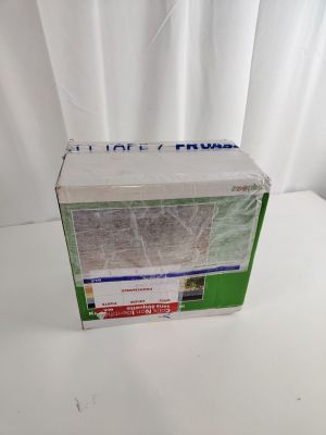 une boîte posée sur une table