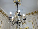 un lustre suspendu au plafond de la pièce