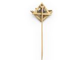 une broche en or ornée d'un diamant et d'une croix