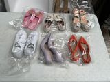plusieurs paires de chaussures pour femmes dans des sacs en plastique posées sur une table