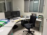 un bureau avec une chaise et un ordinateur dessus