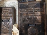 une boîte remplie de vieux livres et une boîte sur laquelle sont posés de vieux livres