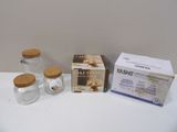 trois bocaux et une boîte posés sur une table