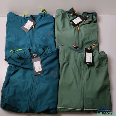 deux vestes pour homme, encore étiquetées, posées sur une table