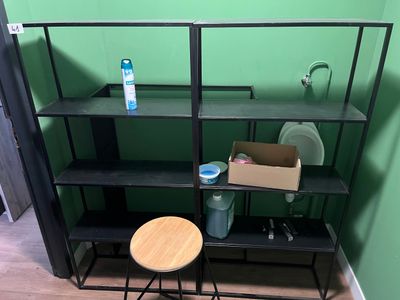 une étagère contenant beaucoup d'objets