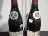 deux bouteilles de vin posées sur une table l'une à côté de l'autre