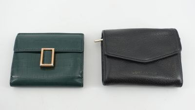 deux portefeuilles en cuir noir et vert, ornés d'une boucle dorée