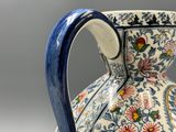 un vase bleu et blanc orné d'un motif floral