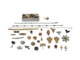 une photo présentant une sélection de bijoux variés posés sur un fond blanc