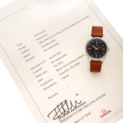 une montre posée sur une feuille de papier