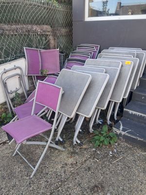beaucoup de chaises disposées à l'extérieur d'un bâtiment