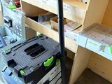 une photo d'un établi avec des outils dessus