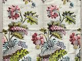 un grand sac à motifs floraux accroché à un portant à vêtements