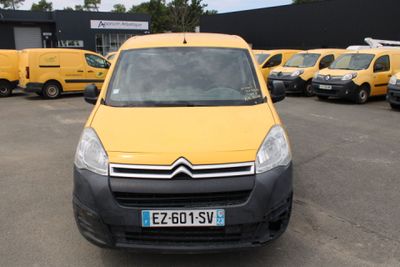 une camionnette jaune garée dans un parking