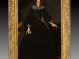 un tableau représentant une femme en robe noire, avec une chaîne autour du cou