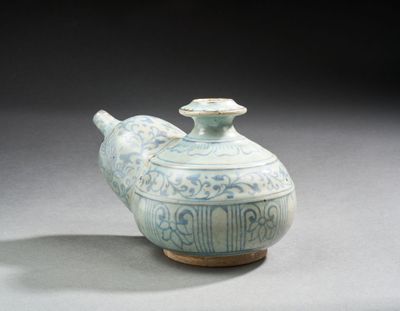 une théière bleue et blanche avec un couvercle, posée sur une table