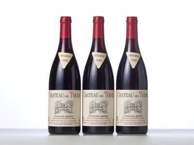 trois bouteilles de vin rouge sont alignées sur une table