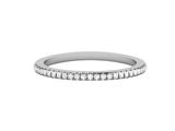 une alliance en or blanc sertie de diamants ronds taille brillant