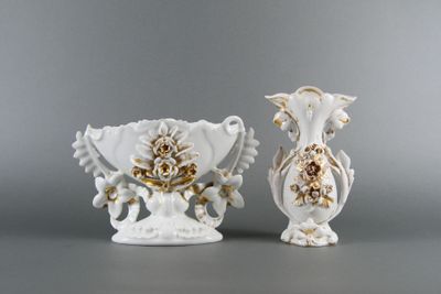 Deux vases de mariée en porcelaine de Paris à décor de végét…