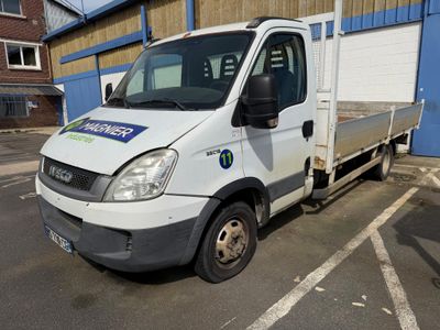 un camion blanc garé dans un parking