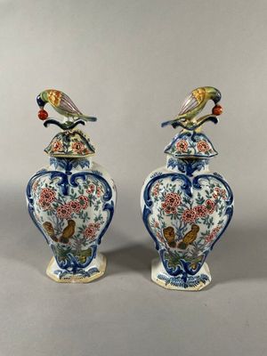 DELFT Paire de vases couverts à panses aplaties en faïence é…