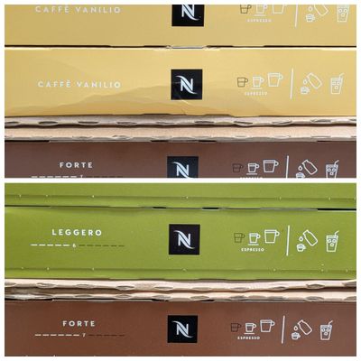 quatre boîtes de café sont empilées les unes sur les autres